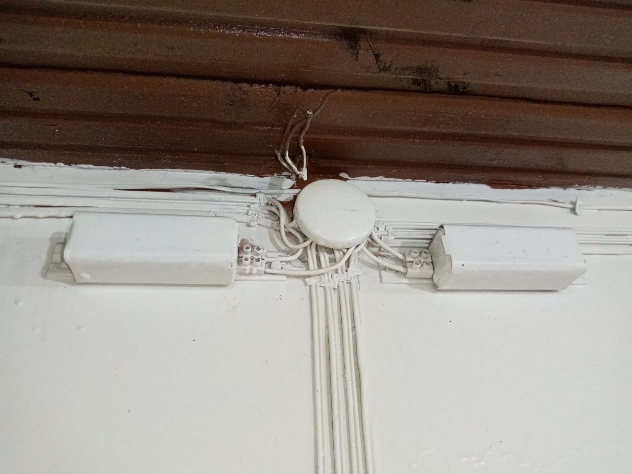 نمونه سیم‌کشی غیراصولی برق ساختمان با جعبه تقسیم و اتصالات نامنظم