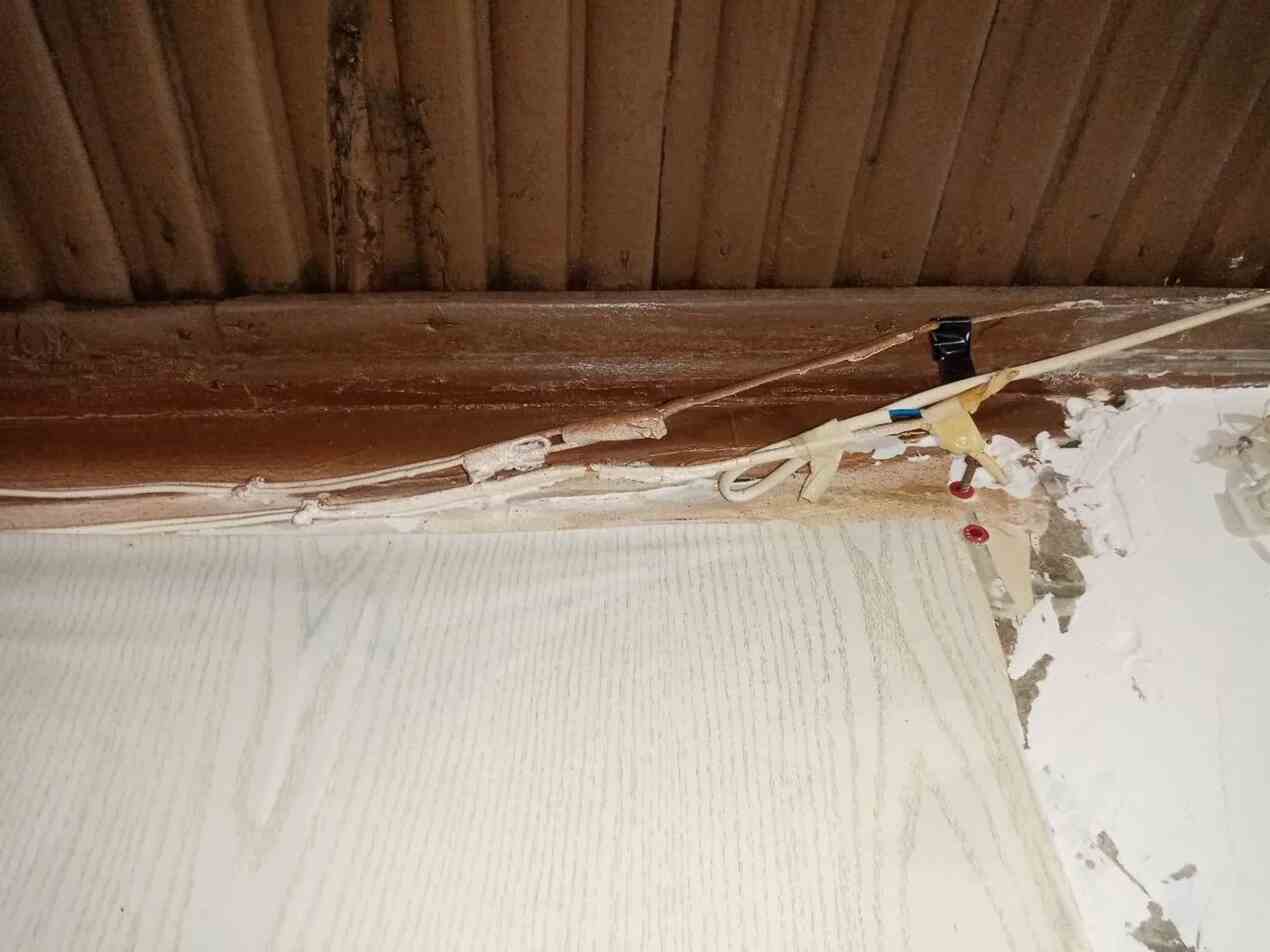 نمونه برق‌کشی غیراصولی در خانه‌های قدیمی دهه ۶۰ و ۷۰ با اتصالات فرسوده